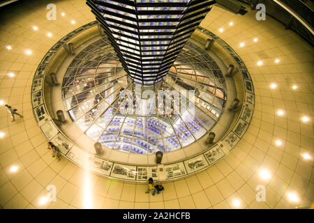 Le dôme de verre au sommet du Reichstag dans la nuit où les visiteurs peuvent observer le Bundestag, la chambre basse du parlement fédéral allemand. Berlin Allemagne Banque D'Images