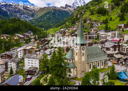 Antenne pacifique paysages de la vallée de Zermatt Matterhorn peak et Banque D'Images