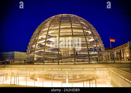 Le dôme de verre au sommet du Reichstag dans la nuit où les visiteurs peuvent observer le Bundestag, la chambre basse du parlement fédéral allemand. Berlin Allemagne Banque D'Images