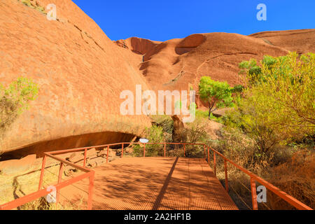 Mala, une marche d'Uluru marche populaire va du parking à la Gorge de Kantju Mala le long du chemin à la base d'Ayers Rock, le Parc National d'Uluru-Kata Tjuta, Nord Banque D'Images