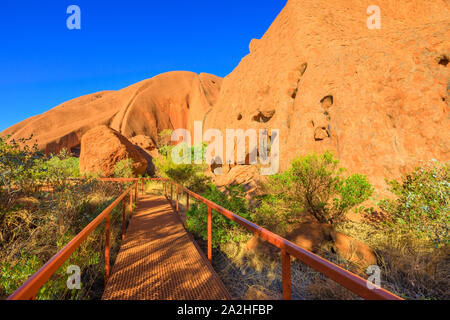 Mala, une marche d'Uluru marche populaire va du parking à la Gorge de Kantju Mala le long du chemin à la base d'Ayers Rock dans le Parc National d'Uluru-Kata Tjuta, Nord Banque D'Images