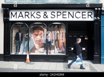 Marks & Spencer, mot d'habiller le Nation, avec un homme qui marche dans le passé, York, North Yorkshire, Angleterre, Royaume-Uni Banque D'Images