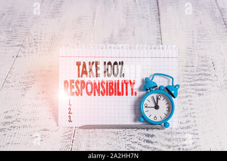 Main conceptuel écrit, indiquant de prendre la responsabilité de 100  %. Sens Concept être pleinement responsable de vos actions et pensées Banque D'Images