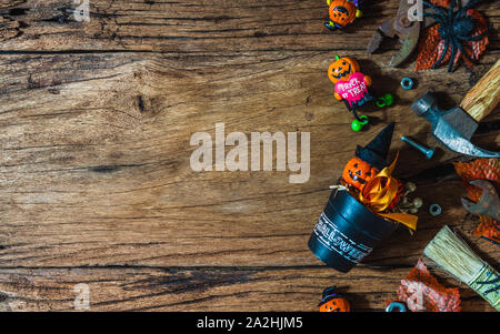 Happy Halloween journée avec construction bricolage outils pratiques sur grunge background concept. Télévision jeter dessus avec l'exemplaire de l'espace pour votre texte. Banque D'Images