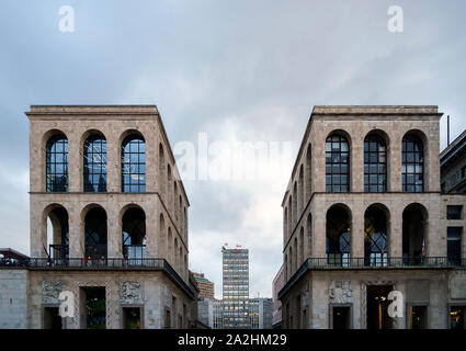 Piazza Duomo, Milan, Italie. Détail de Museo del 900, édifice de l'ère fasciste Banque D'Images