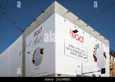 Milan, Italie, août 2019. Bâtiment dans une rue principale du centre couvert d'un large panneau avec Iliad et Apple Iphone 11 La publicité commerciale Banque D'Images