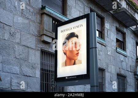 Milan, Italie, août 2019. Bottega Veneta billboard commerciales affichées dans une rue principale du centre de la ville. Banque D'Images