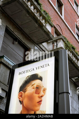 Milan, Italie, août 2019. Bottega Veneta billboard commerciales affichées dans une rue principale du centre de la ville. Banque D'Images