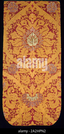 Chasuble (retour uniquement), 16e siècle, l'Italie ou l'Espagne, l'Italie, la soie et doré et argenté--metal-strip-enveloppé de soie, warp-float face 2:1 avec sergé gilt-metal sur le fil de trame de motifs supplémentaires liés par liaison secondaire téléporte dans rapport d'entrelacs et de motifs et trames supplémentaires brocading formant boucle de trame et pileSilk- doré et argenté-metal-strip-enveloppé de soie, armure sergé avec fil métal doré-trames de motifs supplémentaires liés par liaison secondaire téléporte dans rapport d'entrelacs et de motifs et trames supplémentaires brocading formant boucle de trame et pileSilk- doré et argenté- Banque D'Images