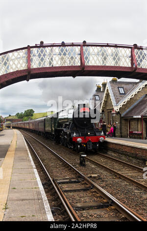 Flying Scotsman 'Transport' la vapeur Waverley train d'excursion à Kirkby Stephen en Cumbria, intitulé de la sorthbound. La gare de Kirkby Stephen falls wi Banque D'Images