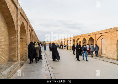 Les iraniens sur le Si-o Se Pol ou pont Allahverdi Khan pont sur la rivière Zayanderud, Ispahan, Iran Banque D'Images