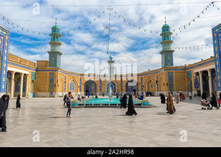Cour intérieure de la mosquée d'Azam, sanctuaire de Fatima al-masumeh soeur de l'Imam Reza et huit fille du septième Imam Musa al-Kadhim, Qom, Iran Banque D'Images