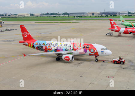 La préparation de l'avion Airasia pour taxi à l'Aéroport International de Don Mueang Banque D'Images