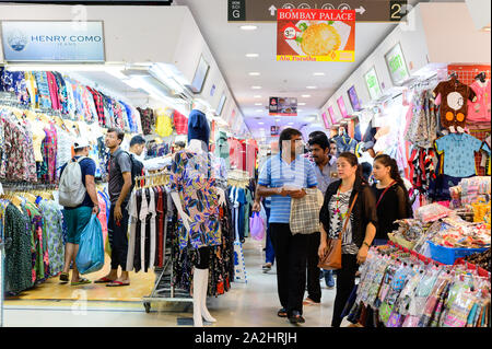 Bangkok, Thaïlande - 22 septembre 2019 : marché de gros de vêtements bon marché à Indra Pratunam carrés Banque D'Images