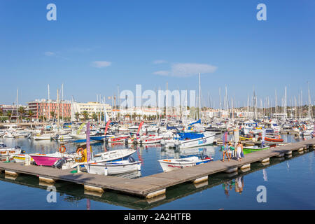 Marina de Lagos, Lagos, Algarve, Portugal. Les petits bateaux amarrés dans la marina. Banque D'Images