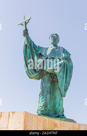 Lagos, Algarve, Portugal. Statue de Sao Gonçalo de Lagos, ? - 1422. Donnant sur Praia da Batata, pomme de terre ou de plage et vénéré par les pêcheurs de Lag Banque D'Images