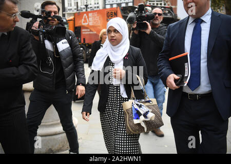 Shelina Begum arrive à la Royal Courts of Justice à Londres, où une décision est attendue sur la question de savoir si le traitement doit être arrêté pour sa fille Tafida Raqeeb. Banque D'Images