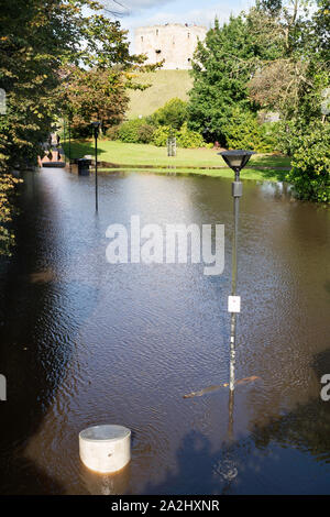 2e Oct 2019 Jardins de la tour sous l'eau de l'inondation dans la région de York, North Yorkshire, Angleterre, Royaume-Uni Banque D'Images