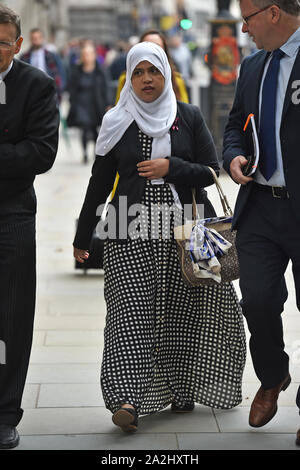 Shelina Begum arrive à la Royal Courts of Justice à Londres, où une décision est attendue sur la question de savoir si le traitement doit être arrêté pour sa fille Tafida Raqeeb. Banque D'Images