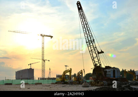De grandes grues sur chenilles pelle à benne traînante ou avec un métal lourd boulet sur un câble en acier. Wrecking balles sur les chantiers de construction. Démontage et dem Banque D'Images