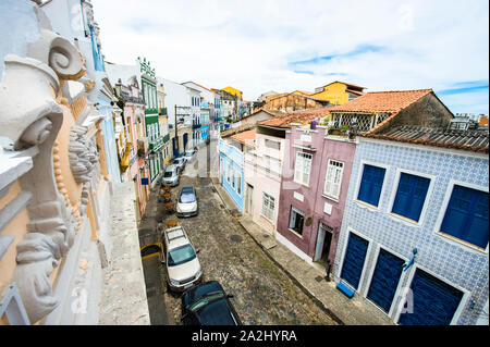 Rebord de la vue des bâtiments coloniaux colorés bordant les rues pavées traditionnelles dans le quartier bohème de Carmo, près de Pelourinho Banque D'Images