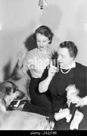 Die Prinzessin der Fastnacht à Mayence, Hildegard Kühne im Jahre 1938, zum hundertjährigen Jubiläum des Mainzer Carneval Verein (MCV) zuhause à Nieder-Olm mit ihrer Mutter und ihrem Hund. La princesse de carnaval à Mayence en 1938, à l'occasion du 100e anniversaire de l'association carnaval local de premier plan, à la maison avec sa mère et son chien à Nieder-Olm. Banque D'Images