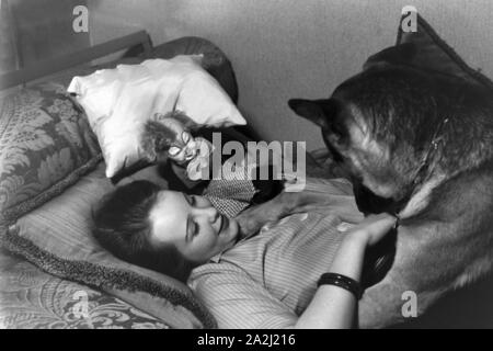 Mit Schäferhund : die Prinzessin der Fastnacht à Mayence, Hildegard Kühne im Jahre 1938, zum hundertjährigen Jubiläum des Mainzer Carneval Verein (MCV) zuhause à Nieder-Olm. Avec son chien : la princesse de carnaval à Mayence en 1938, à l'occasion du 100e anniversaire de l'association carnaval locales leader, à Nieder-Olm. Banque D'Images