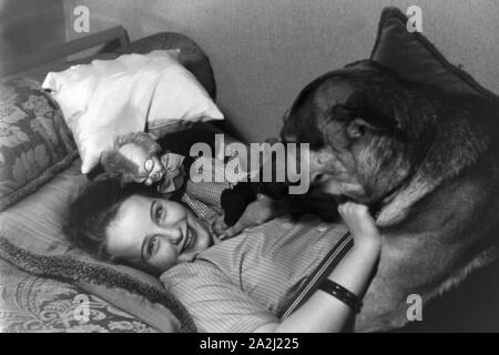 Mit Schäferhund : die Prinzessin der Fastnacht à Mayence, Hildegard Kühne im Jahre 1938, zum hundertjährigen Jubiläum des Mainzer Carneval Verein (MCV) zuhause à Nieder-Olm. Avec son chien : la princesse de carnaval à Mayence en 1938, à l'occasion du 100e anniversaire de l'association carnaval locales leader, à Nieder-Olm. Banque D'Images