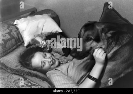 Mit Schäferhund : die Prinzessin der Fastnacht à Mayence, Hildegard Kühne im Jahre 1938, zum hundertjährigen Jubiläum des Mainzer Carneval Verein (MCV) zuhause à Nieder-Olm. Avec son chien : la princesse de carnaval à Mayence en 1938, à l'occasion du 100e anniversaire de l'association carnaval locales leader, à Nieder-Olm. Banque D'Images