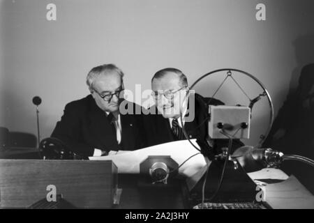 Mitarbeiter der Telefunken Gesellschaft bei der Arbeit, Deutsches Reich 1930er Jahre. Les employés de la société Telefunken au travail, de l'Allemagne des années 1930. Banque D'Images