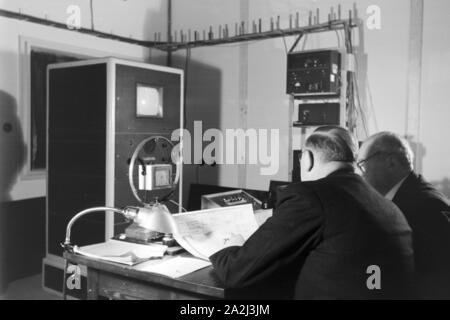 Mitarbeiter der Telefunken Gesellschaft bei der Arbeit, Deutsches Reich 1930er Jahre. Les employés de la société Telefunken au travail, de l'Allemagne des années 1930. Banque D'Images