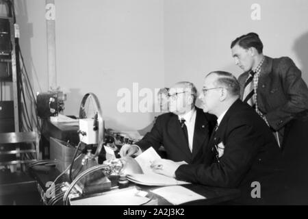 Mitarbeiter der Telefunken Gesellschaft bei der Arbeit, Deutsches Reich 1930er Jahre. Les employés de la société Telefunken au travail, de l'Allemagne des années 1930. Banque D'Images