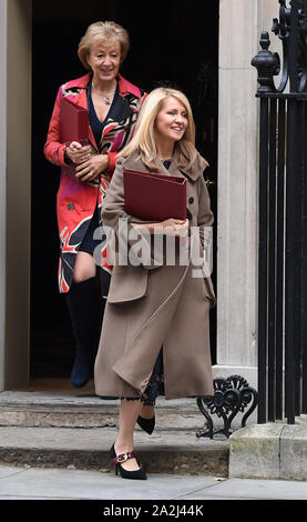 Secrétaire d'Andrea Leadsom (à gauche) et ministre d'État au logement Esther McVey laisser 10 Downing Street, Londres, à la suite d'une réunion du Cabinet. Banque D'Images