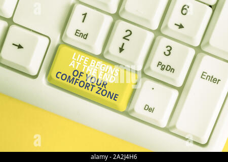 Écrit remarque montrant la vie commence à la fin de votre zone de confort. Concept d'entreprise pour apporter des modifications évoluer grandir avec clavier pc blanc note papier abov Banque D'Images