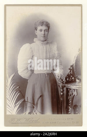Femme victorienne 1890 ans Carte de cabinet victorienne originale de belle jeune femme victorienne, portant une blouse en dentelle à col haut avec manches complètes, studio de F. W. Wood d'Elliott et Fry, West London, Royaume-Uni vers 1898 1899 Banque D'Images