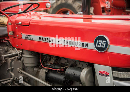 Close up of old restauré tracteur Massey Ferguson 135 prises lors d'une foire agricole nr Derbyshire, Angleterre Royaume-uni Banque D'Images