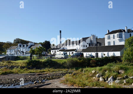 Une vue sur le littoral à Craighouse sur l'île écossaise de Jura avec l'Hôtel Le Jura et Jura Distillery dans le centre Banque D'Images