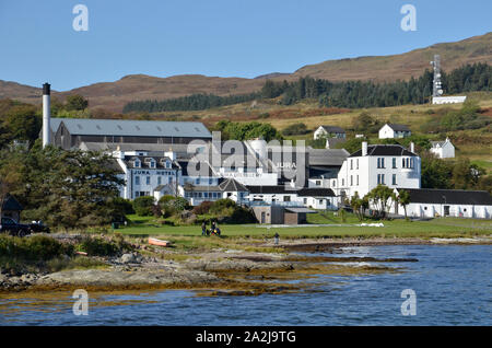 Une vue sur le littoral à Craighouse sur l'île écossaise de Jura avec l'Hôtel Le Jura et Jura Distillery dans le centre Banque D'Images