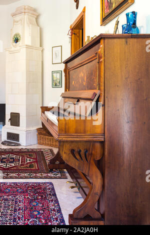 Lauberger & Gloss piano droit antique classique vue de côté dans un style classique, salle de séjour avec cuisinière, Lőverek, Sopron, Hongrie Banque D'Images