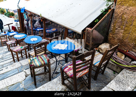 Chaises et tables d'un bar sur la rue escaliers dans le quartier Plaka d'Athènes, Grèce Banque D'Images