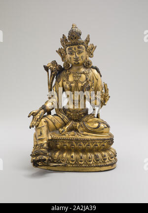 Tara verte, assis en posture de la Facilité (Lalitasana), avec des tiges de lotus sur l'épaule droite et les mains dans les gestes de raisonnement (Vitarkamudra) et cadeau attributive (Varadamudra), dynastie Ming (1368-1644), règne Yongle marque et période (1403-24), de la Chine, de l'alliage de cuivre doré avec traces de pigment (lapis-lazuli), 21,5 × 13,5 × 12,5 cm (8 1/2 x 5 1/4 x 4 7/8 po Banque D'Images