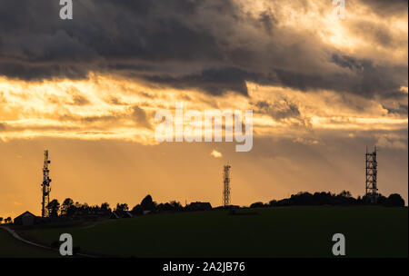 Mâts et transmetteurs de radio au coucher du soleil sur les South Downs dans le West Sussex, Angleterre, Royaume-Uni. Banque D'Images