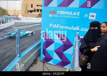 L'Arabie saoudite, Riyad Arabie Saoedi Riaad Formule E race femme avec Nikab visiter les courses15-12-2018 Jaco photo Claude Rostand Banque D'Images