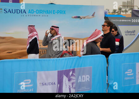 L'Arabie saoudite, Riyad Arabie Saoedi Riaad bilboards touristique E Formule avec l'homme en costume traditionnel. Publicité pour l'avion 15 nationale saudia Banque D'Images