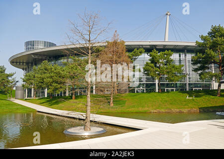 Salle d'accouchement pour les nouvelles voitures en 'Autostadt Wolfsburg' Banque D'Images