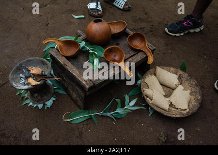 Des tasses à café et de potiron pain injera, Ethiopie Banque D'Images