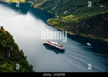 Bateau de croisière Fjord Geirangerfjord avec Ornesvingen, vue du point de vue, la Norvège. Destination de voyage Banque D'Images