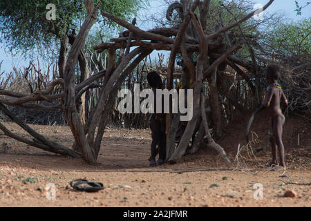 Turmi, Éthiopie - Nov 2018 : Groupe d'enfants de la tribu hamer à l'entrée de la cour. Vallée de l'Omo Banque D'Images