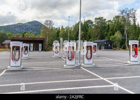 Hovden Norvège - 14 août 2019:Tesla les stations de recharge à l'autoroute en Norvège Banque D'Images