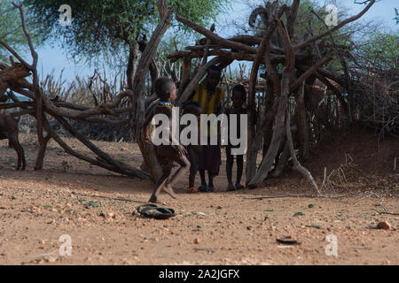 Turmi, Éthiopie - Nov 2018 : Groupe d'enfants de la tribu hamer à l'entrée de la cour. Vallée de l'Omo Banque D'Images